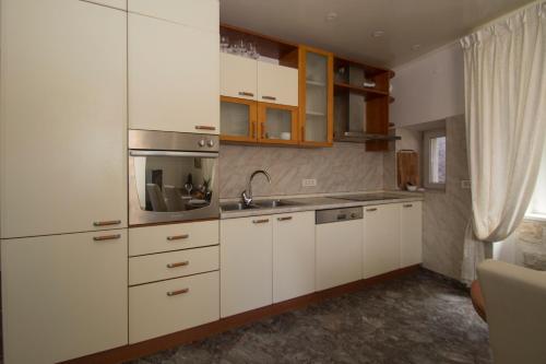 Een keuken of kitchenette bij Apartments Galerija