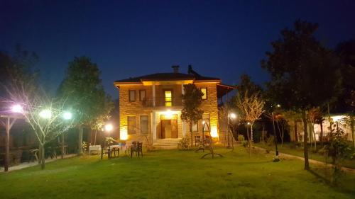 サパンジャにあるSapanca Atlı Köşk Konaklamaの夜の灯りの家