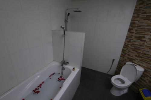 
A bathroom at Golden Guest Hotel (Pyay)
