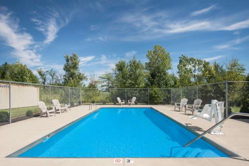A piscina em ou perto de Super 8 by Wyndham Marysville