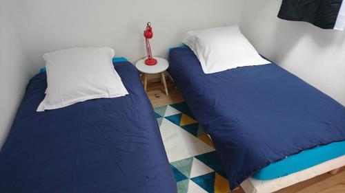 twee bedden naast elkaar in een kamer bij Gîte le tréportais in Le Tréport