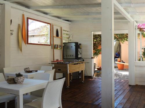 Zimmer mit einem Tisch, Stühlen und einem TV in der Unterkunft All'Ombra Del Noce B&B in Catona