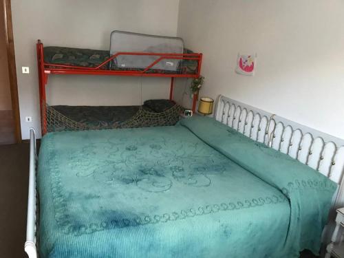 een bed in een kleine kamer met een stapelbed bij Borno, Appartamento nel centro del paese in Borno
