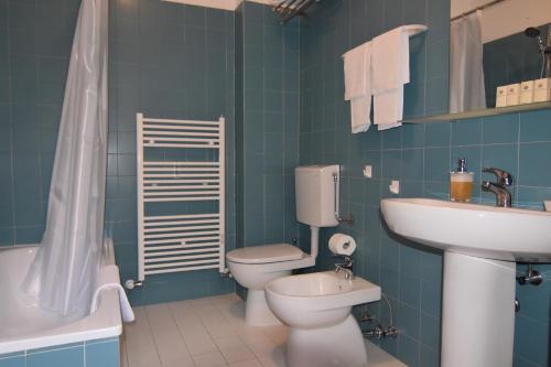 Salle de bains dans l'établissement Emilia Suite