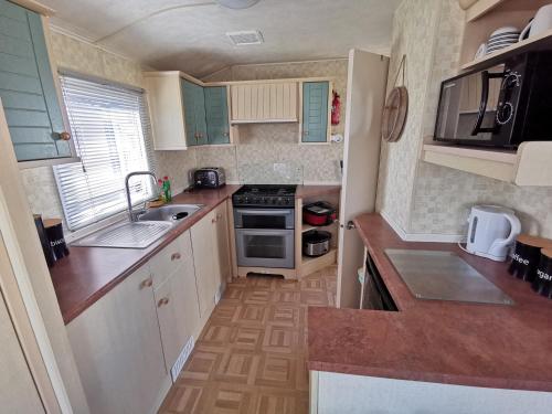 Η κουζίνα ή μικρή κουζίνα στο Esmeralda's Caravan Hire Mablethorpe