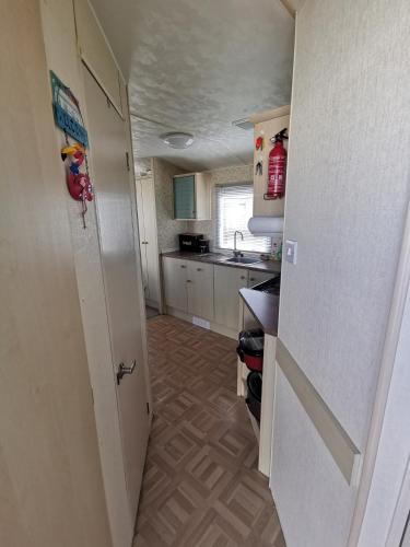Η κουζίνα ή μικρή κουζίνα στο Esmeralda's Caravan Hire Mablethorpe