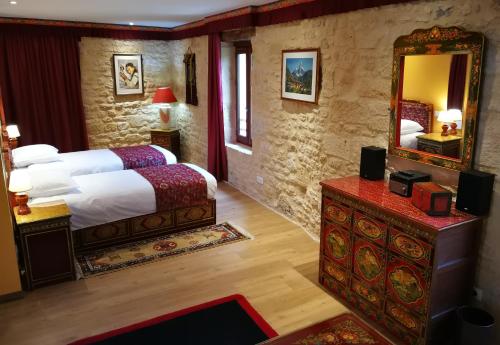 - une chambre d'hôtel avec un lit et un miroir dans l'établissement Himalaya en Perigord, à Tursac