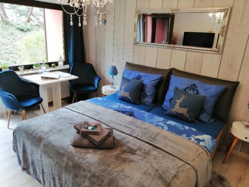 una camera da letto con un grande letto con tavolo e sedie di Mike's Apartment inkl. Oberstaufen Plus Card a Oberstaufen