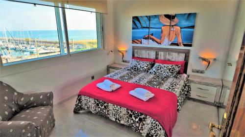 マズノウにあるCATALINA PORT & BEACH -3 dormitoriosのベッドルーム1室(ベッド1台、椅子、窓付)