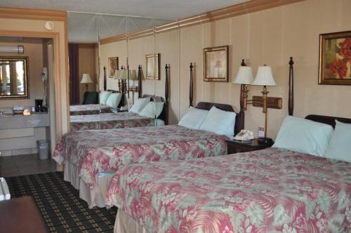 Кровать или кровати в номере Executive Inn and Suites Springdale