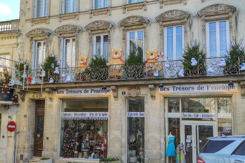 una tienda al lado de un edificio en Residence du marche, en Jonzac