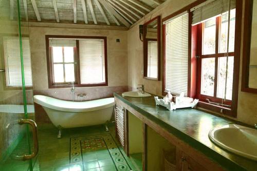 Kamar mandi di Desa Limasan Resort