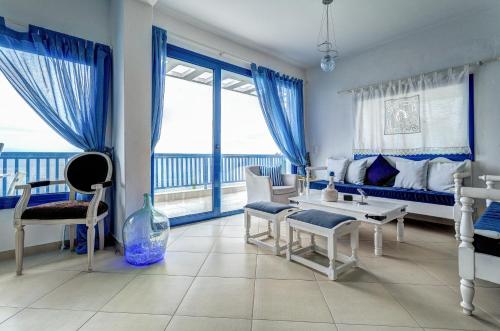 Posteľ alebo postele v izbe v ubytovaní Navy Greece Villa with swimming pool & sea view
