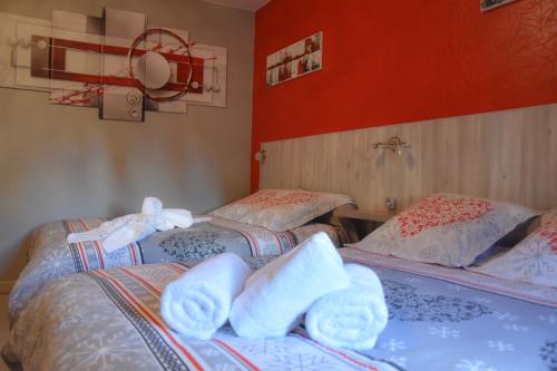 ヴィルヌーヴ・シュル・ロットにあるHotel des Rempartsのバスケットボールフープ付きの客室で、ツインベッド2台が備わります。