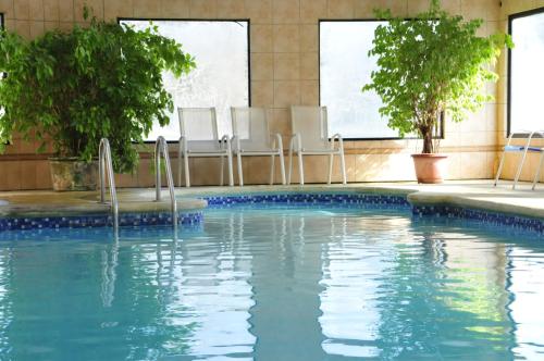 a swimming pool with chairs in a building at El Copihue Olmué in Olmué