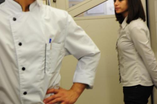 Une femme debout à côté d'un homme en chemise blanche dans l'établissement Auberge du Cellier, à Montner