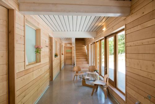 a hallway of a house with wooden walls and windows at Centro de Ecoturismo Tierra del Agua in Caleao