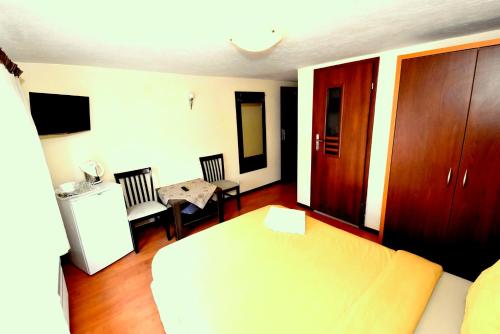 un soggiorno con un letto, un tavolo e un tavolo di Holiday Łeba a Łeba