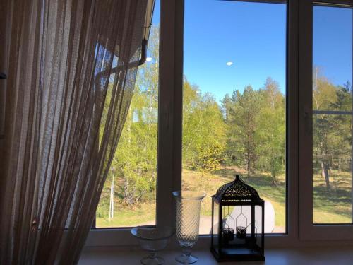 una finestra con lampada e finestra con vista di Amber Loft a Nida