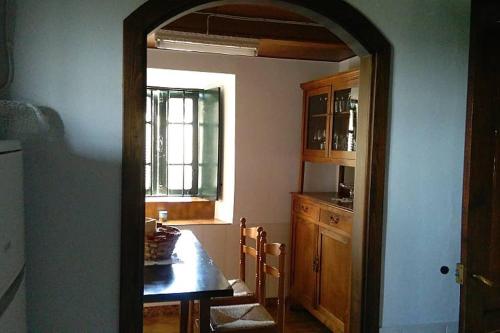 uma cozinha com uma mesa e uma sala de jantar em A Minguxaina em Ribadeo