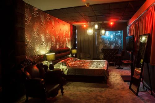 - une chambre avec un lit et un mur rouge dans l'établissement Madison, à Athènes