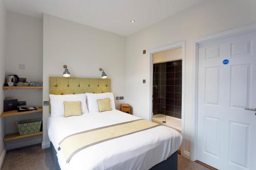Katil atau katil-katil dalam bilik di Andover House Hotel & Restaurant - Adults only