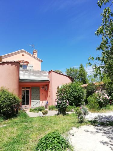 an image of a pink house at LOLIFAN en PROVENCE in Brignoles