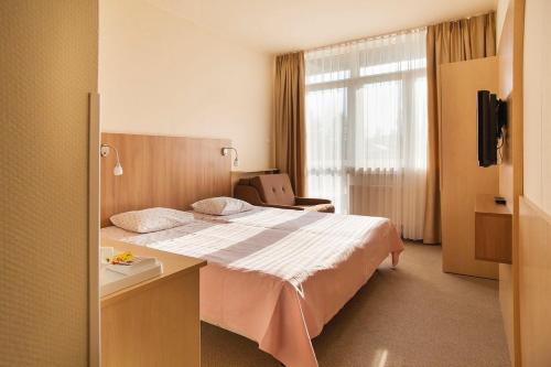 En eller flere senge i et værelse på Eden Resort & Spa