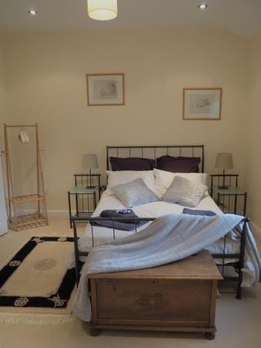 Säng eller sängar i ett rum på Hazeldene Cottage