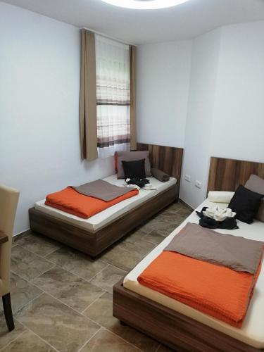 two beds sitting in a room with at Haus Alexis in Faak am See