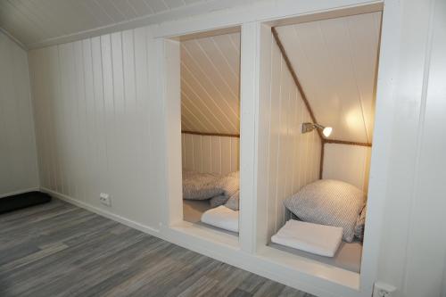 Giường trong phòng chung tại Varanger Fisherman's Shed