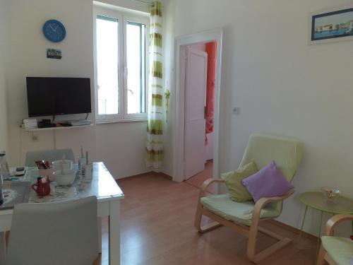 ein Wohnzimmer mit Tisch und ein Esszimmer in der Unterkunft Apartment Ana in Split