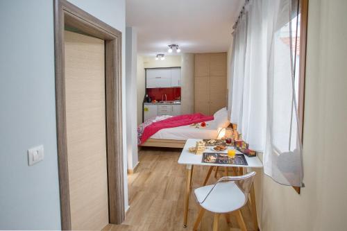 Postel nebo postele na pokoji v ubytování Rent House Karavi