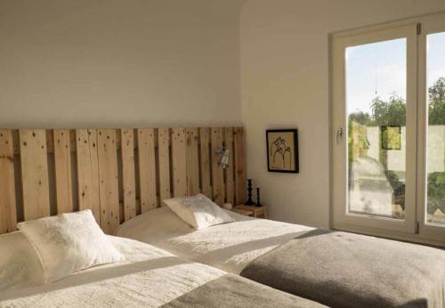 a bedroom with two beds and a window at Casa da Serra in Azeitao