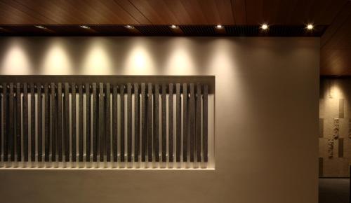 a wall with a radiator in a room with lights at Chion-in Wajun Kaikan in Kyoto