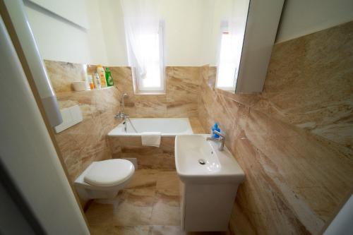 y baño con lavamanos, aseo y lavamanos. en Bluestars Family, en Karlovy Vary