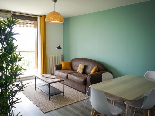 a living room with a couch and a table at 2 Pieces proche Beauval et Châteaux in Montrichard