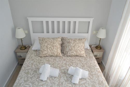 A bed or beds in a room at Guimar Advance en plena judería