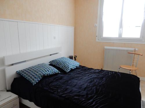 une chambre avec un lit avec deux oreillers dessus dans l'établissement LES EGLETYERES, à Le Mont-Dore