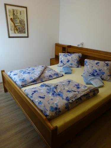 Un pat sau paturi într-o cameră la Appartement - Ferienwohnungen - Gästehaus Gabriele