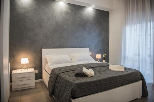 1 dormitorio con 1 cama grande y 2 lámparas en Parini Flat, en Lecce