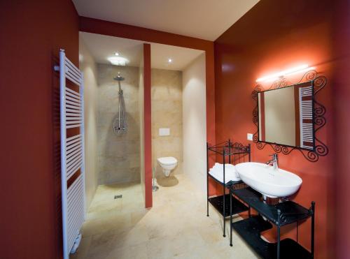 a bathroom with a sink and a mirror at Weingartenhotel Harkamp Südsteiermark in Sankt Nikolai im Sausal