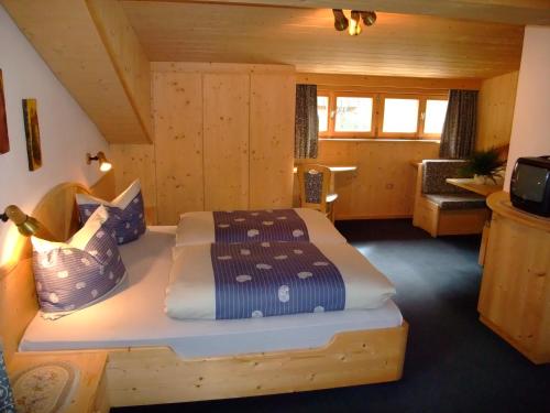 1 dormitorio con 1 cama en una cabaña de madera en Garnì Conturina, en Santa Cristina Valgardena