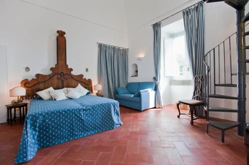 マッサ・ルブレンセにあるVilla Torre del Giglioのベッドルーム(青いベッド1台、青いソファ付)