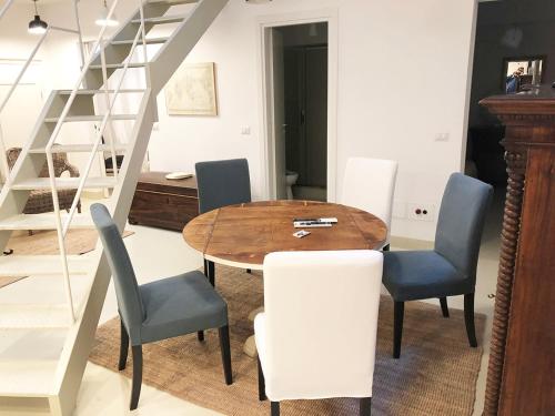 a dining room with a wooden table and chairs at Il Teatro in Scilla