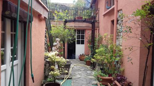 Gallery image of la maison rose: lieu atypique in Nemours
