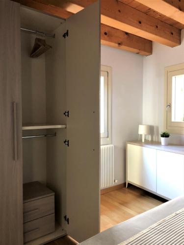 a bedroom with a closet and a desk in a room at Interno 1 in Treviso