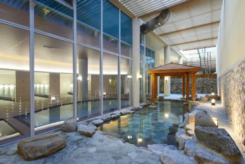 una piscina coperta in un edificio con un resort di Hanwha Resort Sanjeong Lake Annecy a Pocheon
