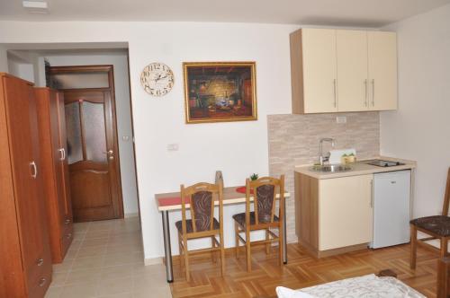 Ett kök eller pentry på Apartments Ravno