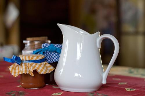 een witte vaas op een tafel bij Appartamento Spiga - Agriturismo Le Selvole in Pomarance
